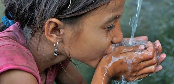 Saru Saud, de 7 años bebe agua en la aldea de Biraltoli, en Achham (Nepal) / ONU - UNICEF - Shehzad Noorani