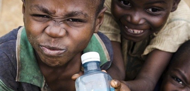 La marca ya ha puesto en marcha cinco proyectos sociales para facilitar el acceso al agua potable / Foto: AURA