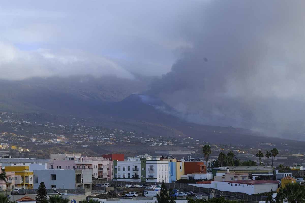 Una gran nube de ceniza sobre el volcán de Cumbre Vieja, a 6 de noviembre de 2021, en La Palma / Foto: EP
