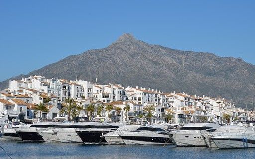 Apartamentos y barcos de recreo en Puerto Banús (Málaga) / Foto: Pixabay 