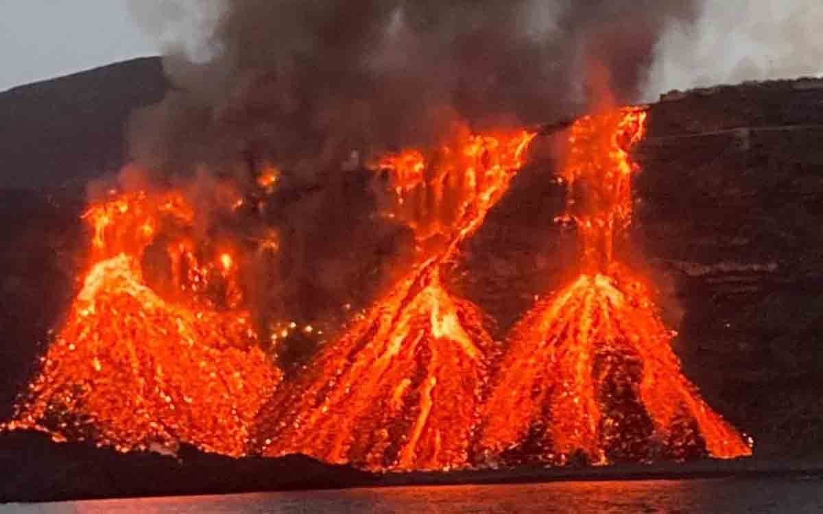 Vista de la llegada de la lava del volcán de La Palma a la playa de Los Guirres