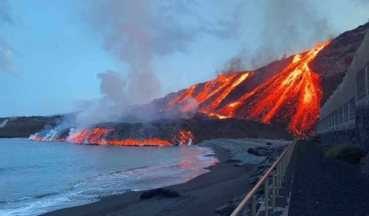 La lava del volcán de La Palma llega a la playa de Los Guirres / Foto: EP