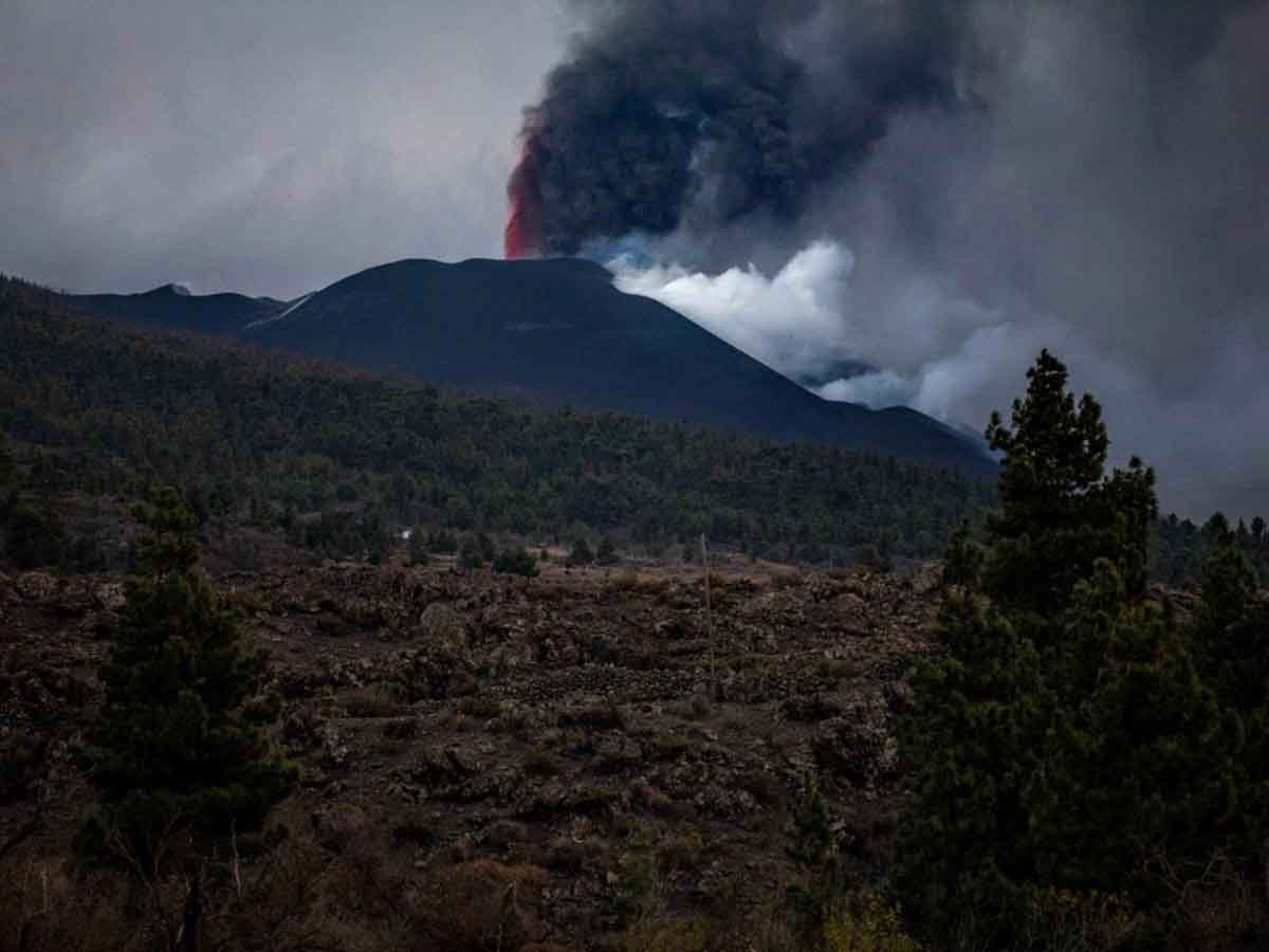 Nube de humo y lava que se dirige a la playa de los Guirres, a 9 de noviembre de 2021, en La Palma, Santa Cruz de Tenerife, Canarias, (España) /Foto: EP