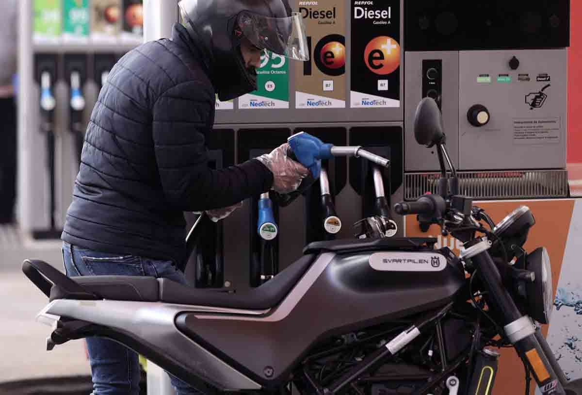 Un motorista descuelga el surtidor de una gasolinera. IPC / Foto: EP