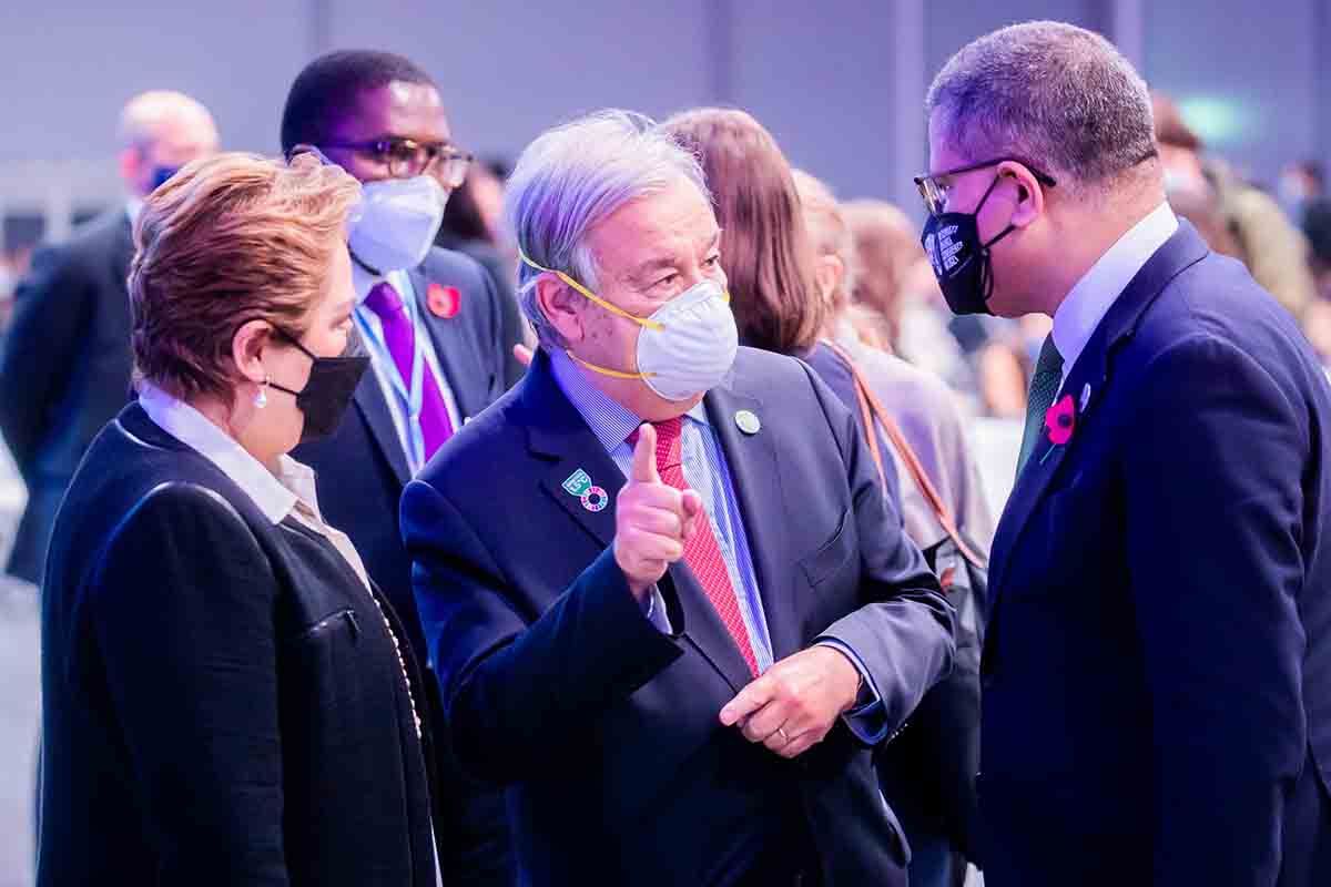 Antonio Guterres (C), Secretario General de la ONU, y Alok Sharma (R), Presidente de la COP26, conversan junto a Patricia Espinosa, Jefa de la Secretaría de la Convención Marco de las Naciones Unidas sobre el Cambio Climático / Foto: EP