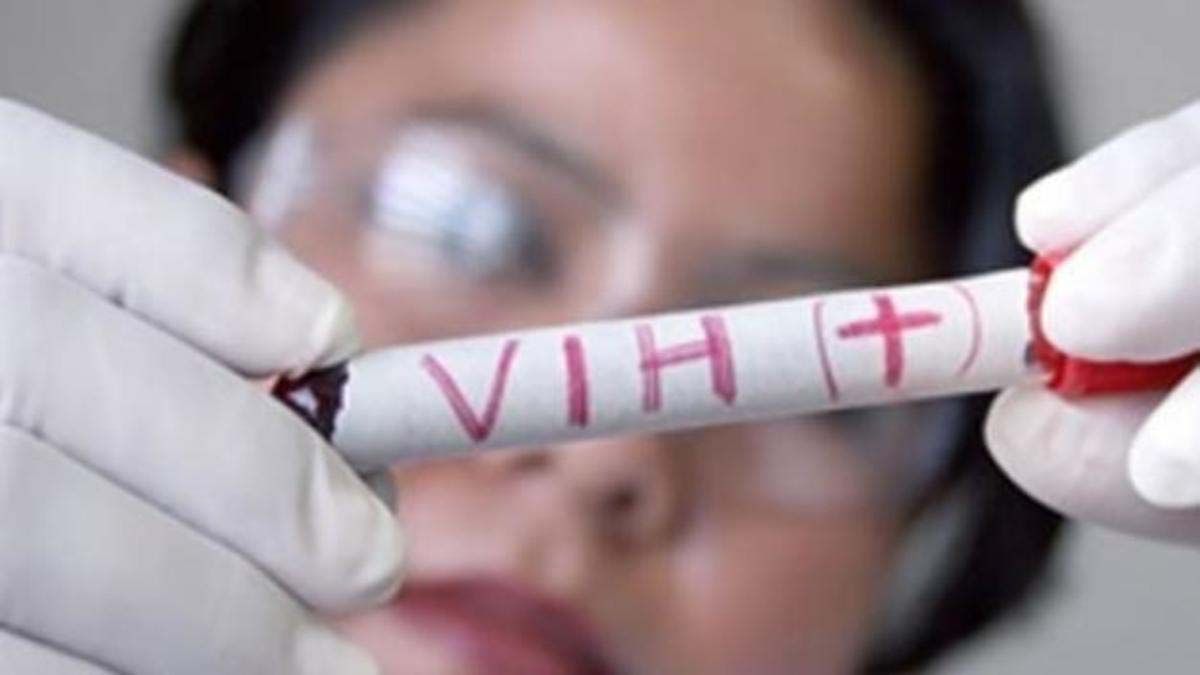 Una probeta en la que se indica VIH (+) / Foto: EP