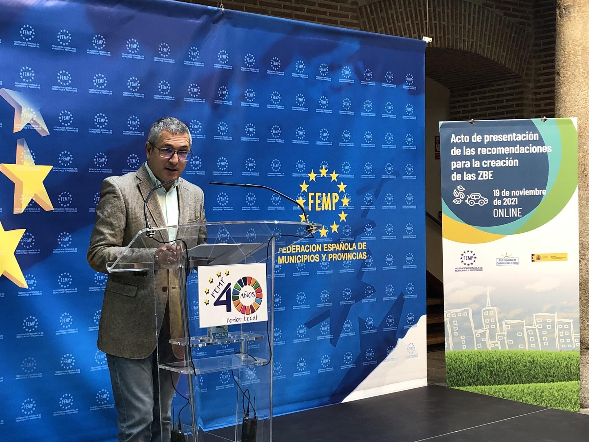 El secretario de Estado de Medio Ambiente, Hugo Morán, presenta una guía para que los municipios implanten las zonas de bajas emisiones, obligatorias / Foto: MITECO - EP