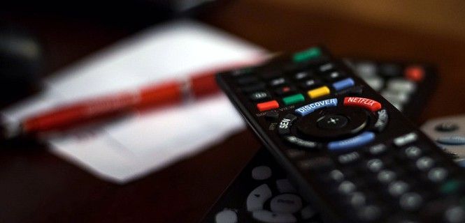 Mando a distancia de un televisor con el botón de una plataforma de vídeo / Foto: Pixabay