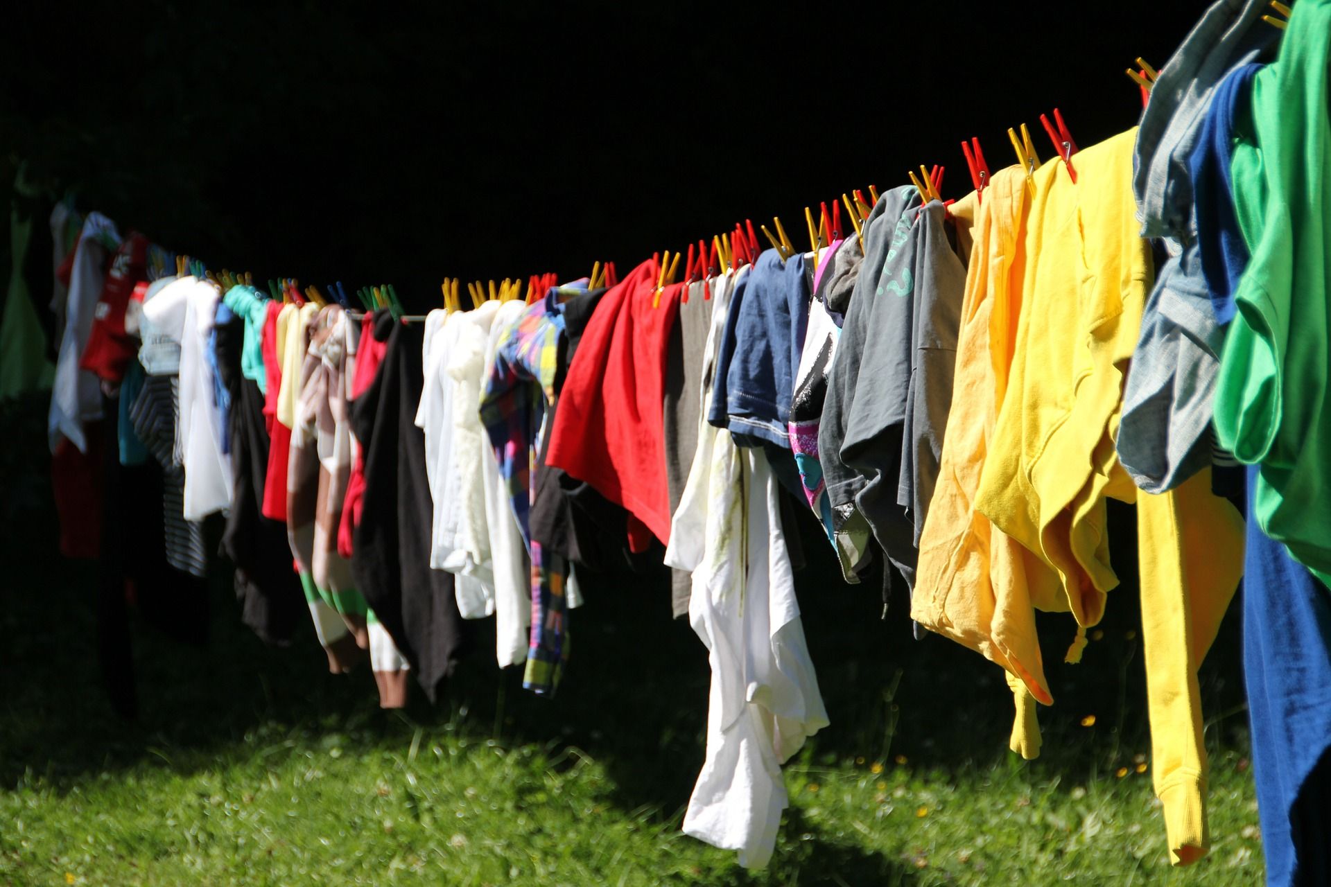 Más de 92 millones de toneladas de ropa acaban en vertederos / Imagen: Pixabay