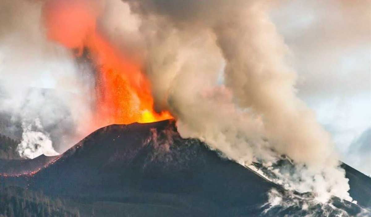 Surgen varias coladas que avanzan hacia al noroeste del volcán de La Palma / Foto: EP
