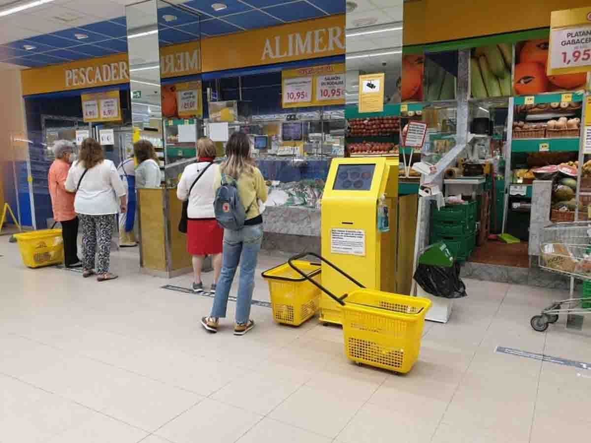 Gente comprando en un supermercado de Oviedo. El IPC en noviembre hasta el 5,6% / Foto: EP