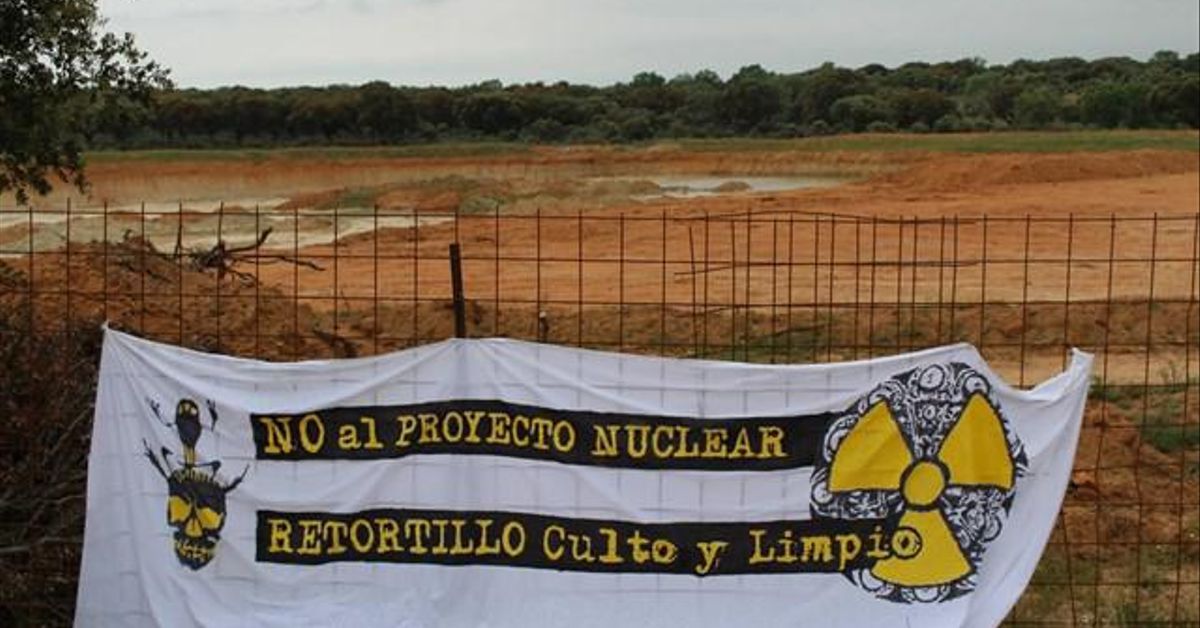 Cartel de protesta vecinal en 2017, contra el proyecto de mina de uranio en Retortillo, Salamanca / Foto: EP
