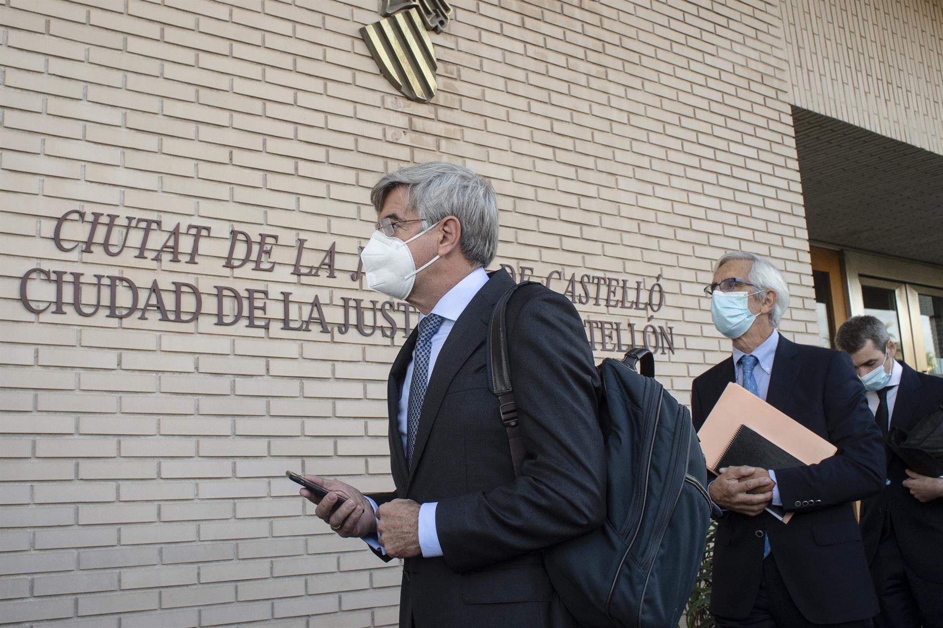 Los acusados en el juicio del caso Castor entrando en los juzgados / Foto: Paco Poyato - EP