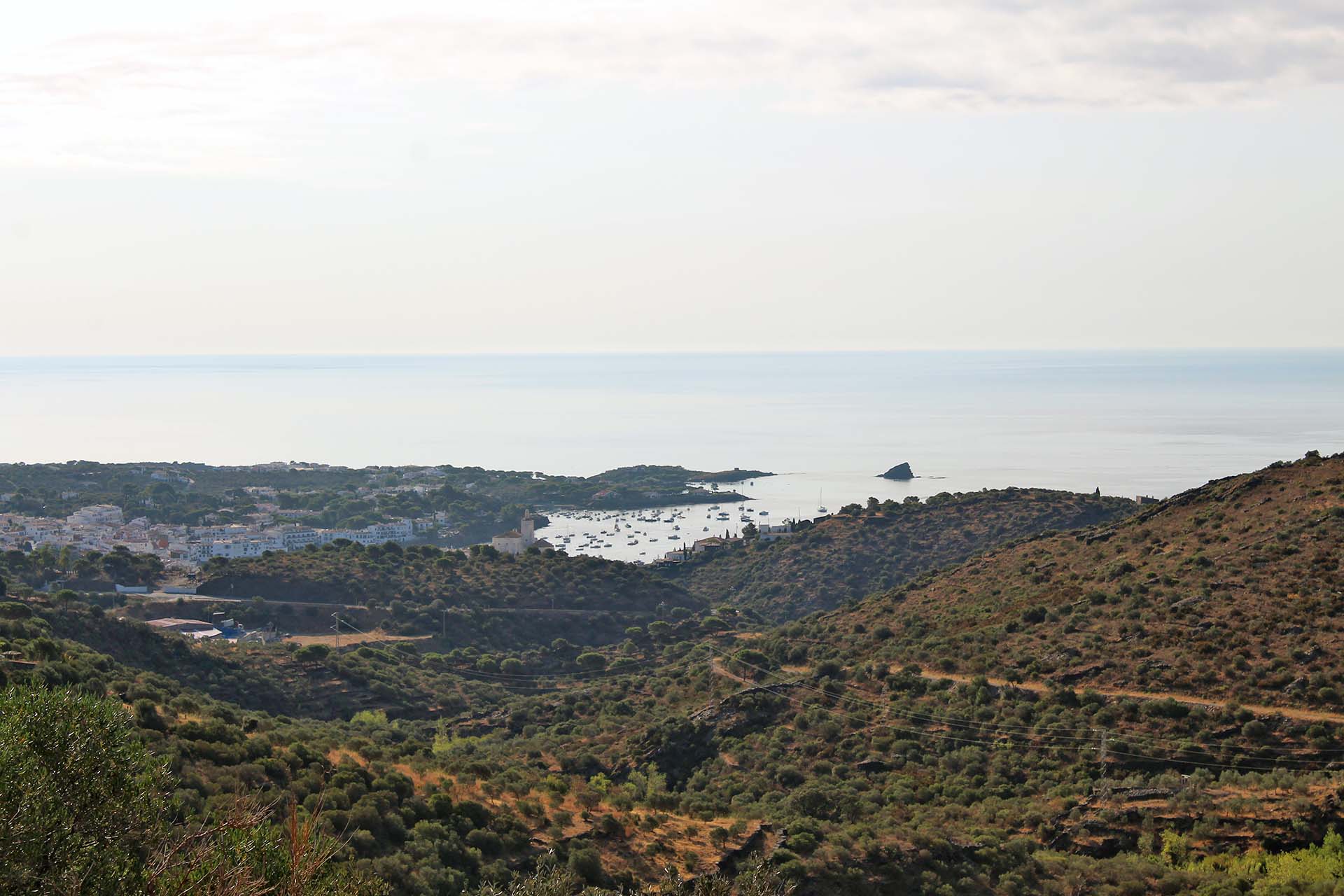 Vista de Cadaqués desde la carretera, a su llegada, en la comarca del Alto Ampurdán en la provincia de Gerona, Cataluña / Foto: O. Corominas - EA