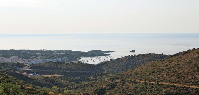 Vista de Cadaqués desde la carretera, a su llegada, en la comarca del Alto Ampurdán en la provincia de Gerona, Cataluña / Foto: O. Corominas - EA