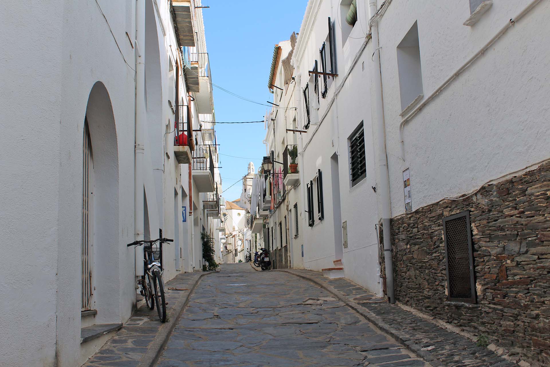 Una de las calles del centro de Cadaqués / Foto: O. Corominas - EA