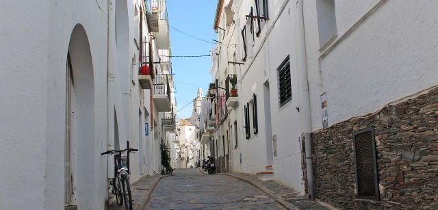 Una de las calles del centro de Cadaqués / Foto: O. Corominas - EA