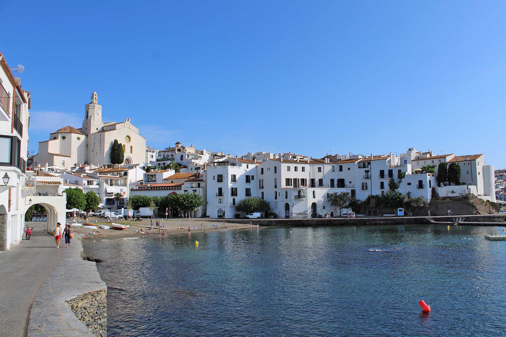 Playa Port d'Alguer en el centro de Cadaqués junto a la Iglesia de Santa Maria / Foto: O. Corominas - EA