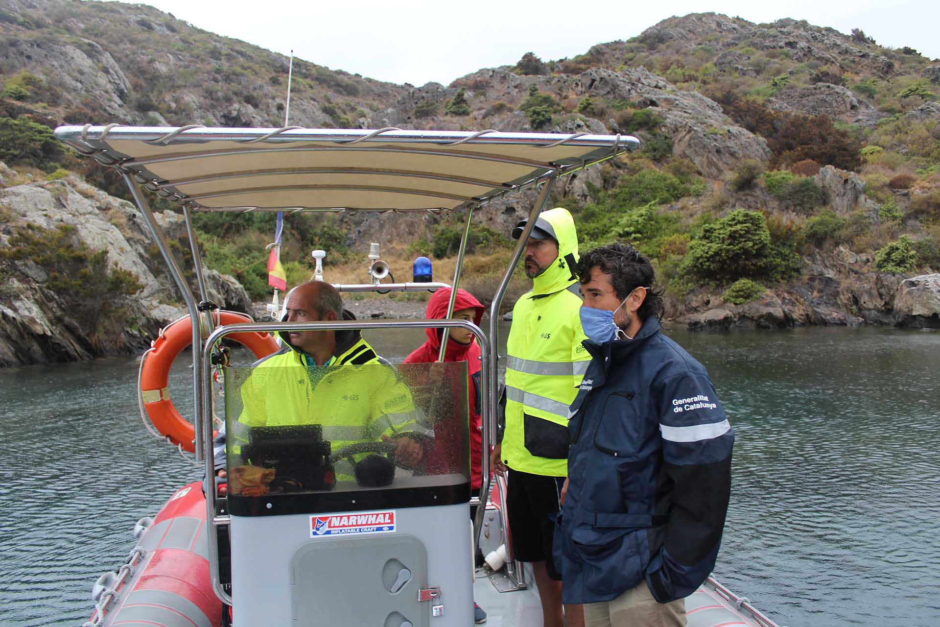 De izquierda a derecha, los informadores marinos Aureli Reberté, la estudiante Aina Viciana y Carles Alabern junto al biólogo y técnico Gerard Carrión i Salip / Foto: O. Corominas - EA