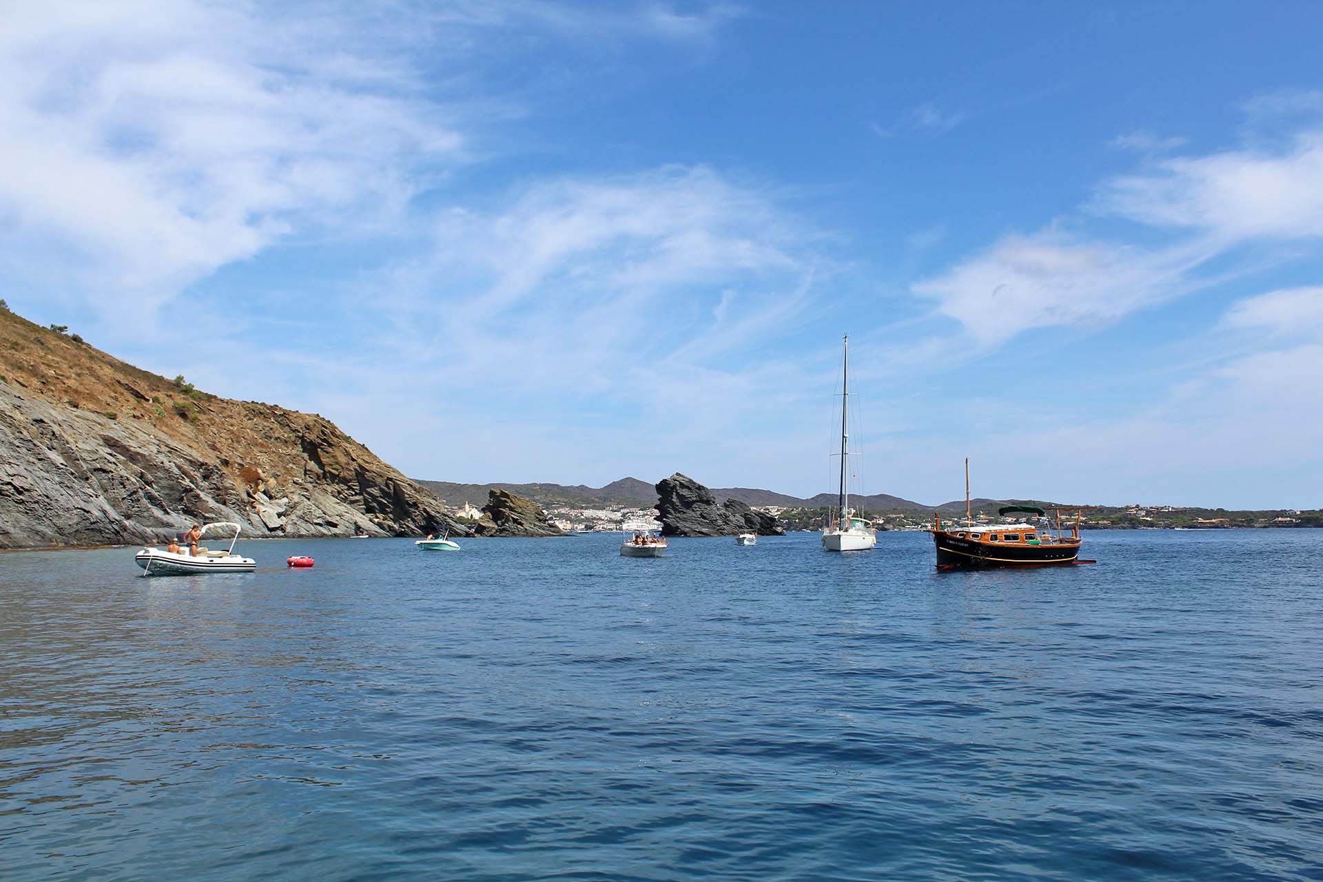 Varias embarcaciones rodean la zona perimetrada para la extracción de la especie invasora en Cap de Creus con Cadaqués de fondo / Foto: O. Corominas - EA