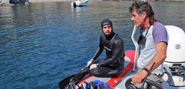 El buzo Enric Marqués comenta aspectos técnicos con Jose Mercado, el responsable de la empresa de la extracción de 'Caulerpa cylindracea' / Foto: O. Corominas - EA