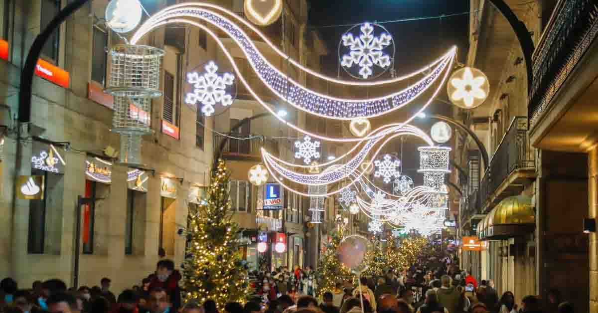 Una calle con luces de adorno de Navidad, que estará marcada por covid-19 / Foto: EP