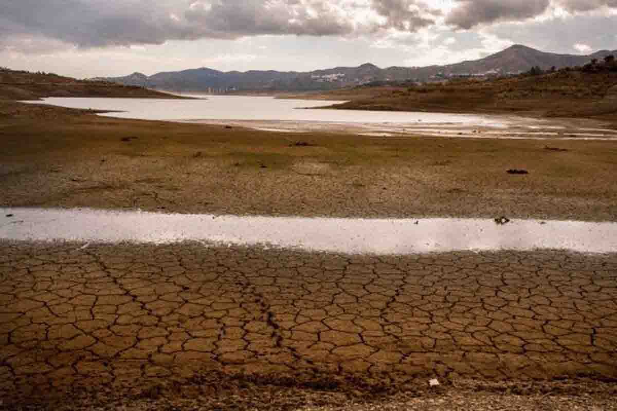 Tierra agrietada por la sequía. Las actuales lluvias no garantizan el futuro del agua / Foto: Greenpeace - EP