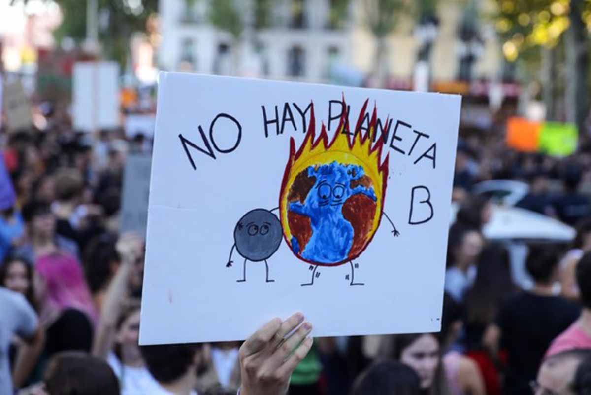 En un cartel se lee: "No hay planeta B", en una manifestación por el clima / Foto: EP