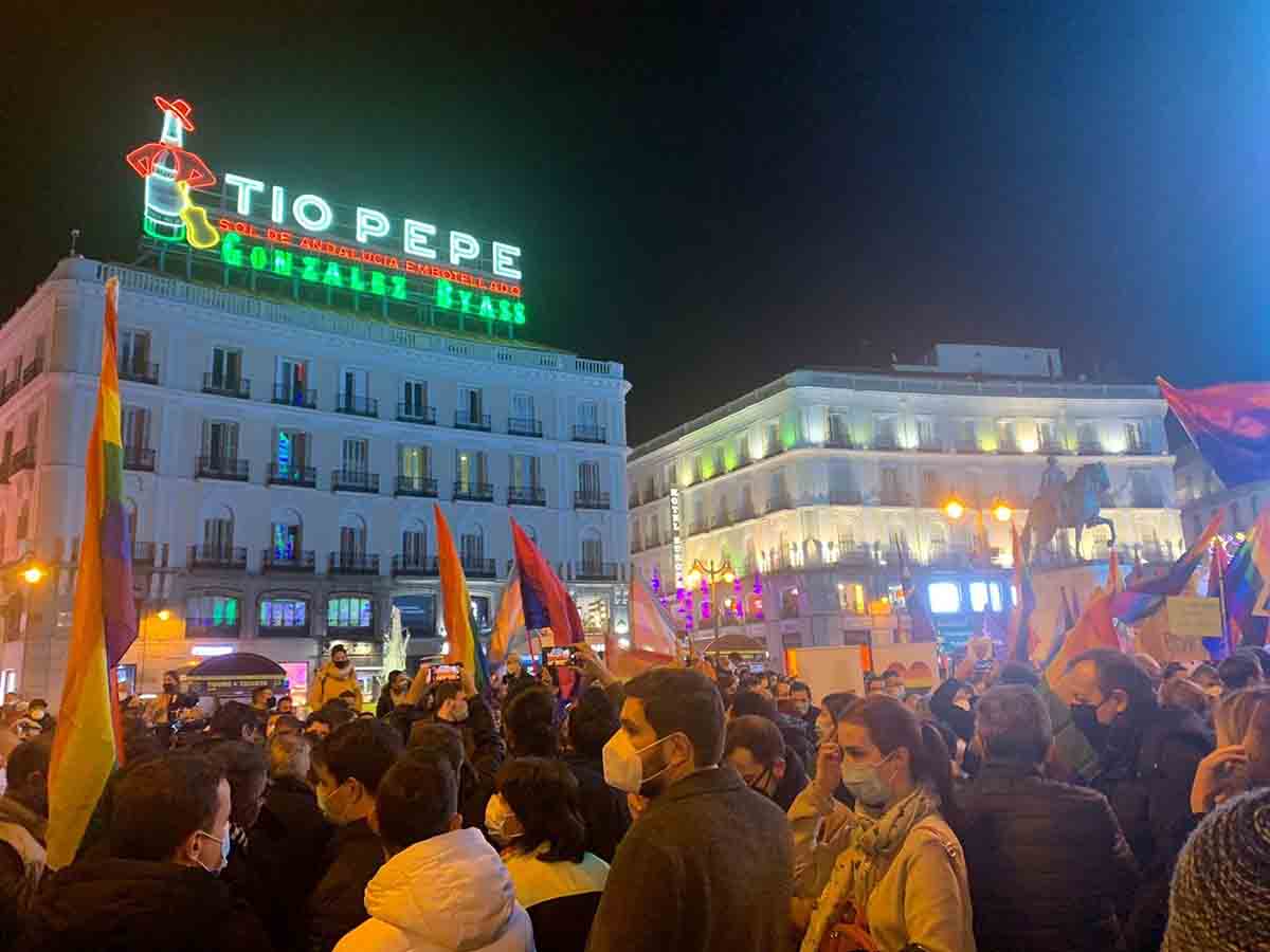 Miles de banderas arcoíris plantan cara a la derogación de leyes LGTBI / Foto: EP