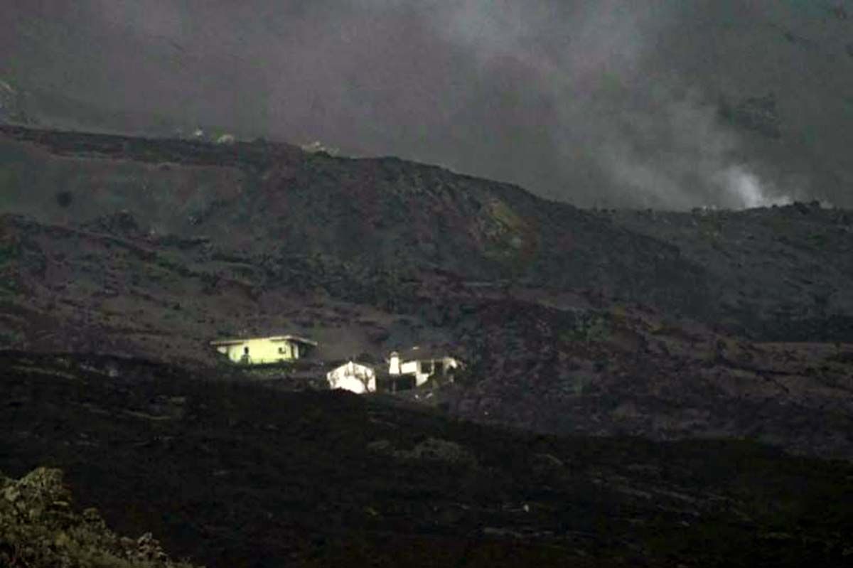 Varias viviendas semicubiertas con lava de la zona volcánica de Cumbre Vieja / Foto: EP