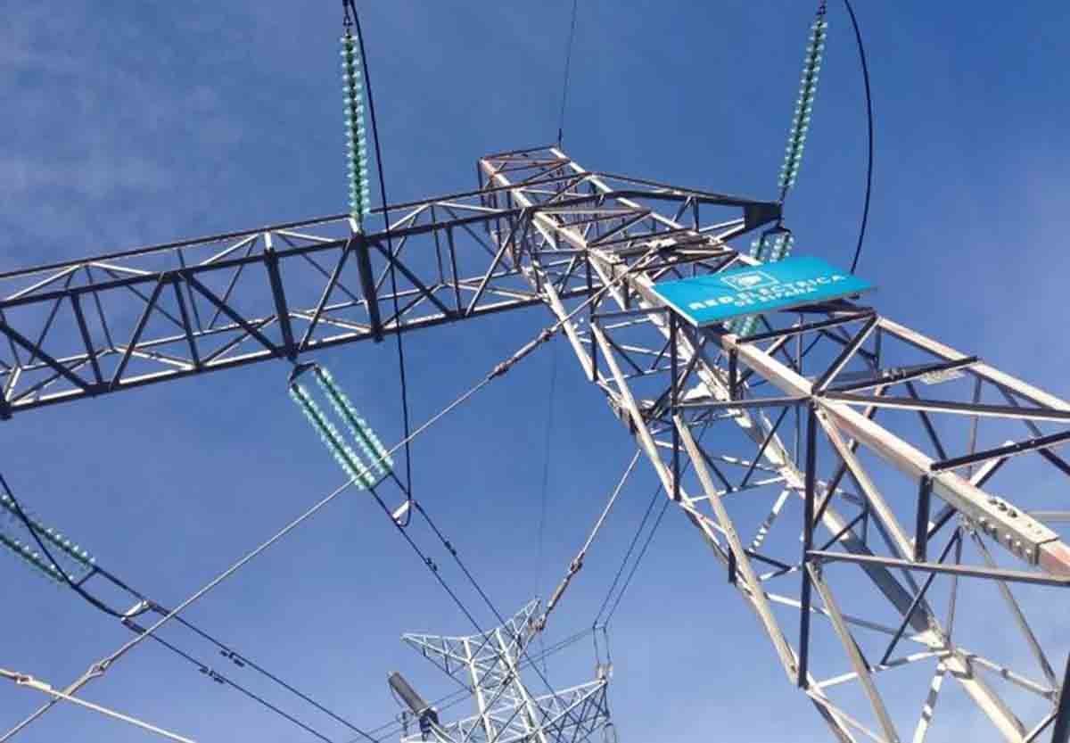 Tendido eléctrico de una torre. Precio de la luz / Foto: EP