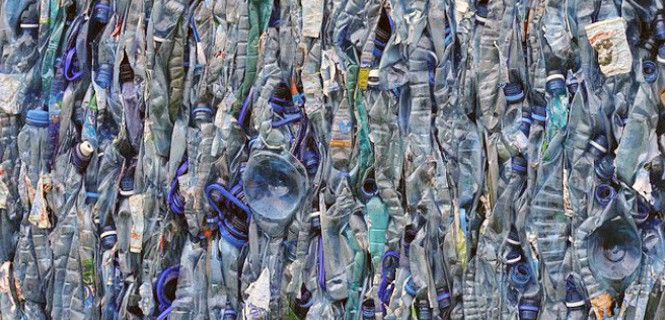 Botellas de plástico de un solo uso compactadas para su reciclaje / Foto: Adnovak