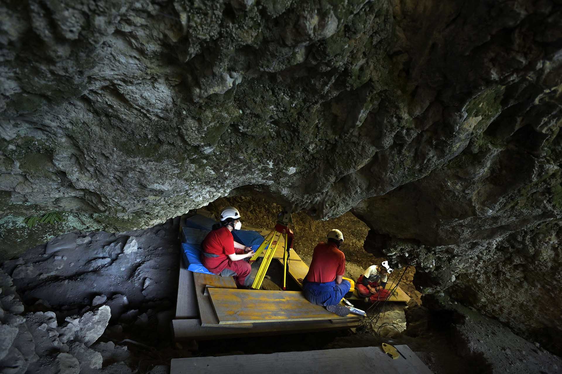 Investigadores excavando en el yacimiento del Mirador / Foto: Alfons Rodríguez