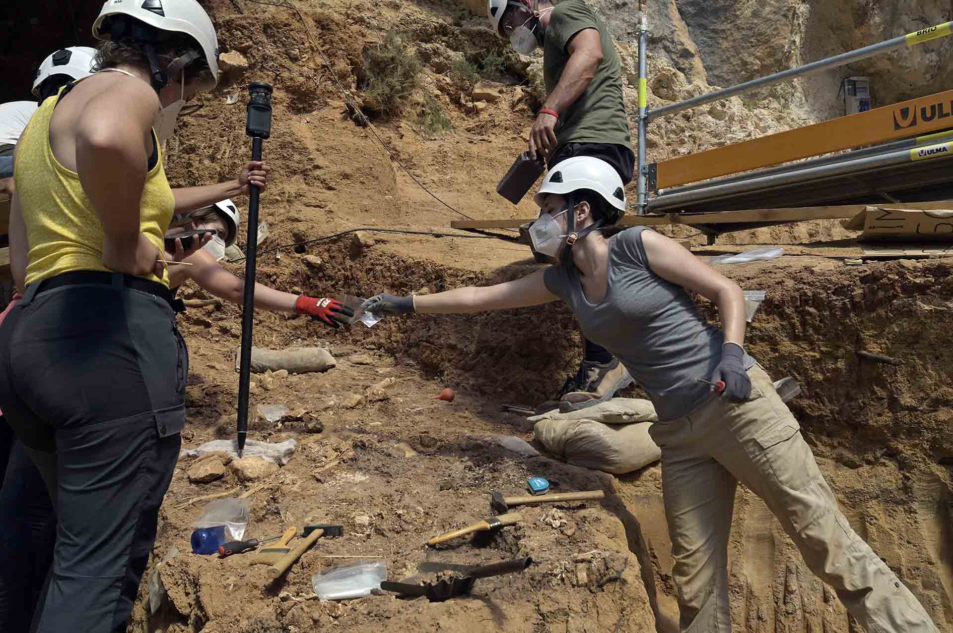 Dos investigadoras en el yacimiento Cueva Fantasma / Foto: Alfons Rodríguez