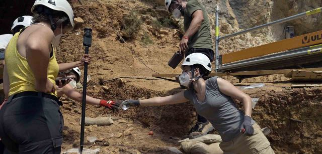 Dos investigadoras en el yacimiento Cueva Fantasma / Foto: Alfons Rodríguez