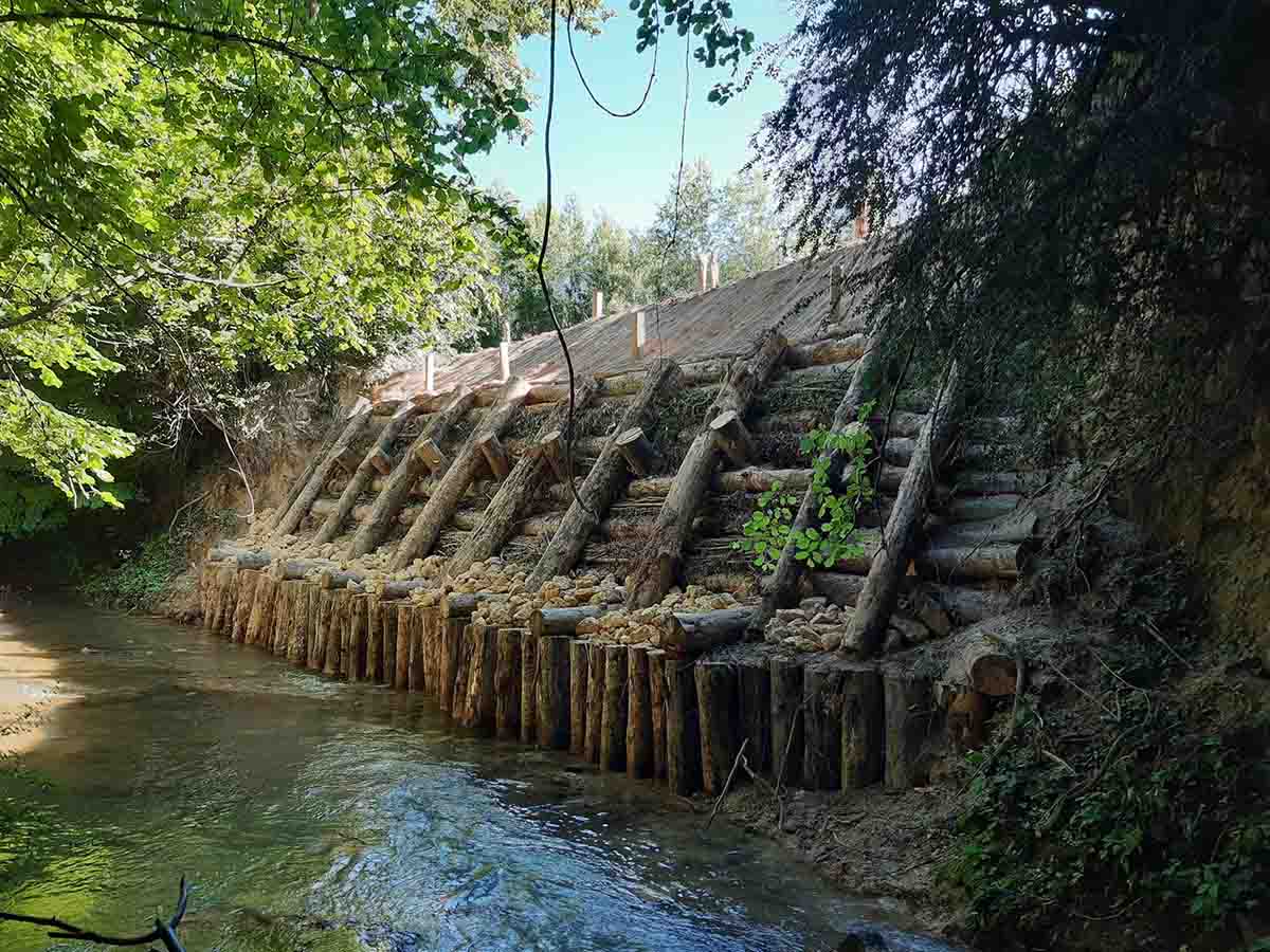 Restauración de la ribera erosionada en la margen derecha del río Jugalez / Foto: URA  - EP