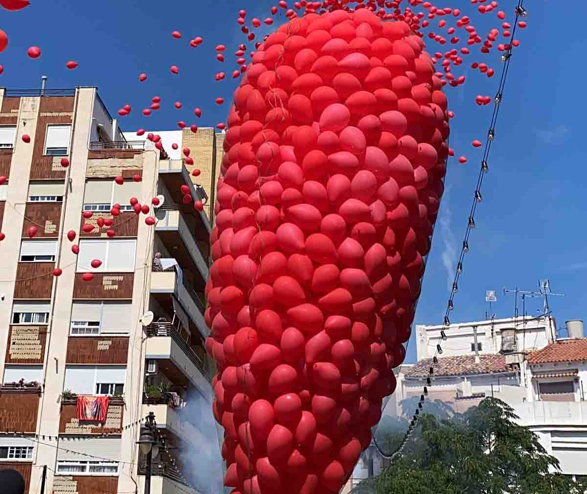 La suelta masiva de globos o prohibir fumar en playas, quedará a decisión de los ayuntamientos / Foto: EP