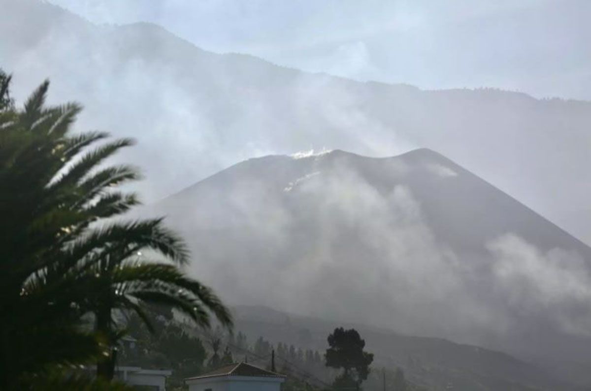 El volcán de Cumbre Vieja, el día que se ha dado por finalizada oficialmente su erupción, desde Tacande, a 25 de diciembre de 2021, en Tacande, La Palma, Santa Cruz de Tenerife, Isla Canarias (España) / Foto: EP