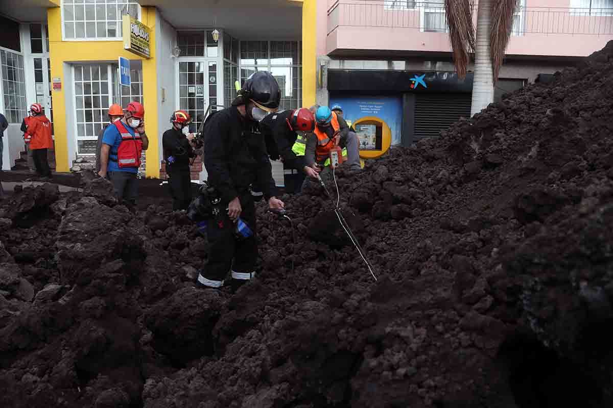 Miembros del Comité Científico y de la Unidad Militar de Emergencias (UME) en las catas realizadas en el cruce de La Laguna en La Palma (España) / Foto: Gobierno de Canarias