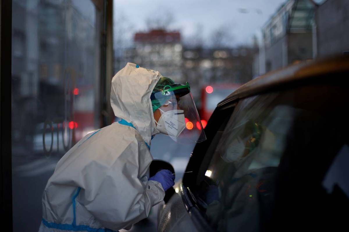 Personal sanitario realiza pruebas PCR en el 'covidauto' del centro de salud del Ventorrillo en A Coruña / Foto: SINC