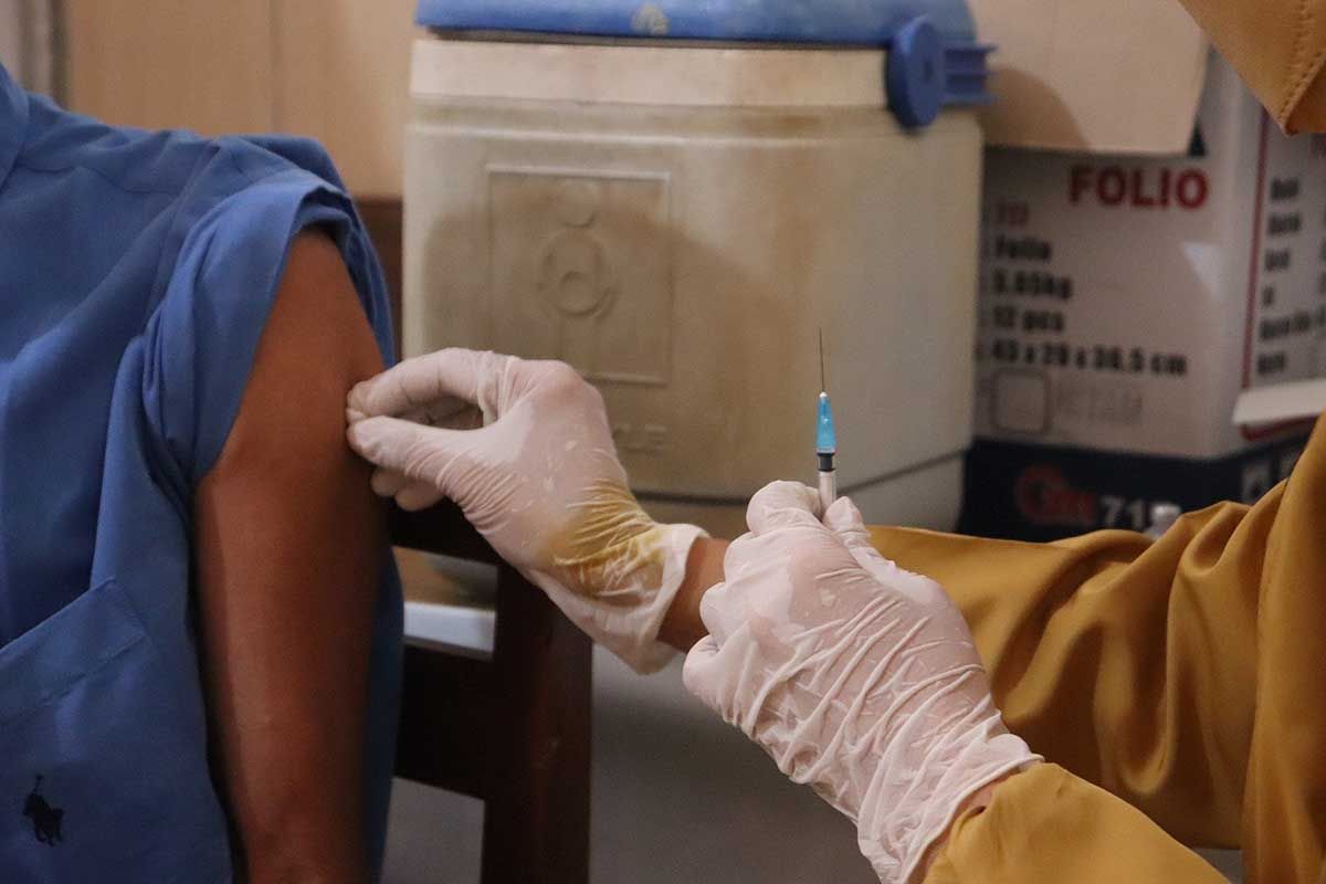 Una persona recibe una vacuna en Bangladesh / Foto: Pixabay