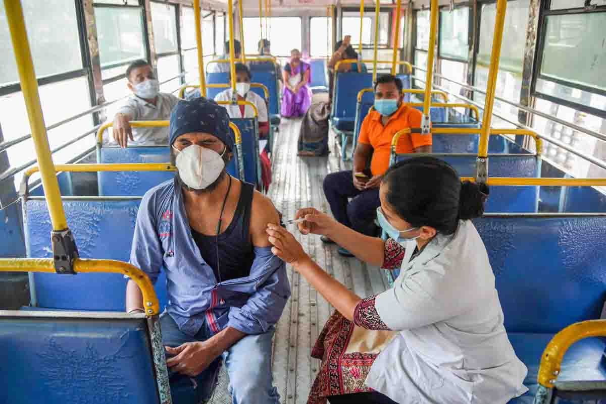 Vacunación contra la COVID 19 en Nueva Bombay, en India / Foto: EP