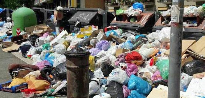 Contenedores desbordados en una calle del centro de la capital italiana. Trenes de la basura son enviados a Austria / Foto: Roma fa schifo