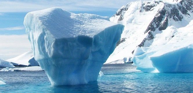 Bloque de hielo flotando a la deriva en las costas de la Antártida / Foto: Robynm