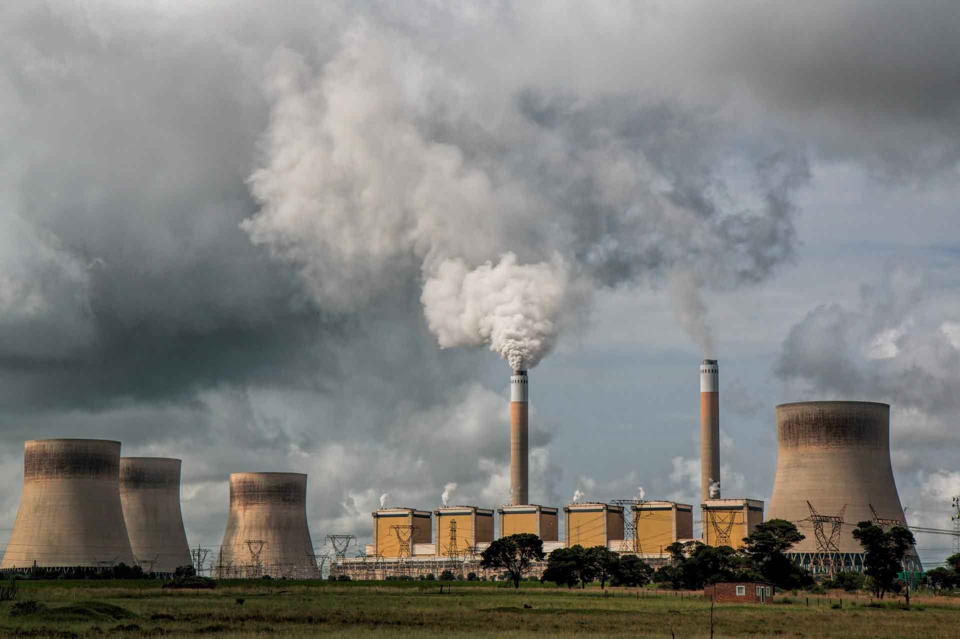 Torres de enfriamiento en una central eléctrica de la empresa Skom en Sudáfrica / Foto: Pixabay