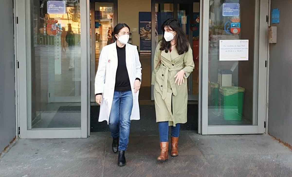 Las investigadoras Carmen Valero y Ana Santurtún, en la puerta de acceso al HUMV - UC / Foto: EP