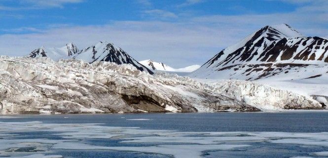 Glaciar de 'tidewater' en la Bahía de Nordfjorden, isla de Spitsbergen, archipiélago de Svalbard / Foto: SINC - Raúl Martín Moreno