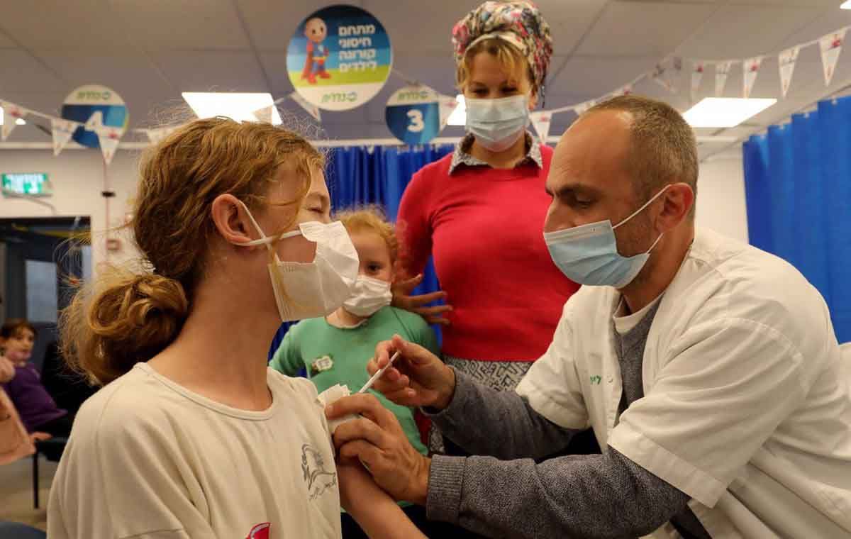Vacunación a niños contra la COVID-19 en Israel. Flurona es una infección de coronavirus y gripe / Foto: EP