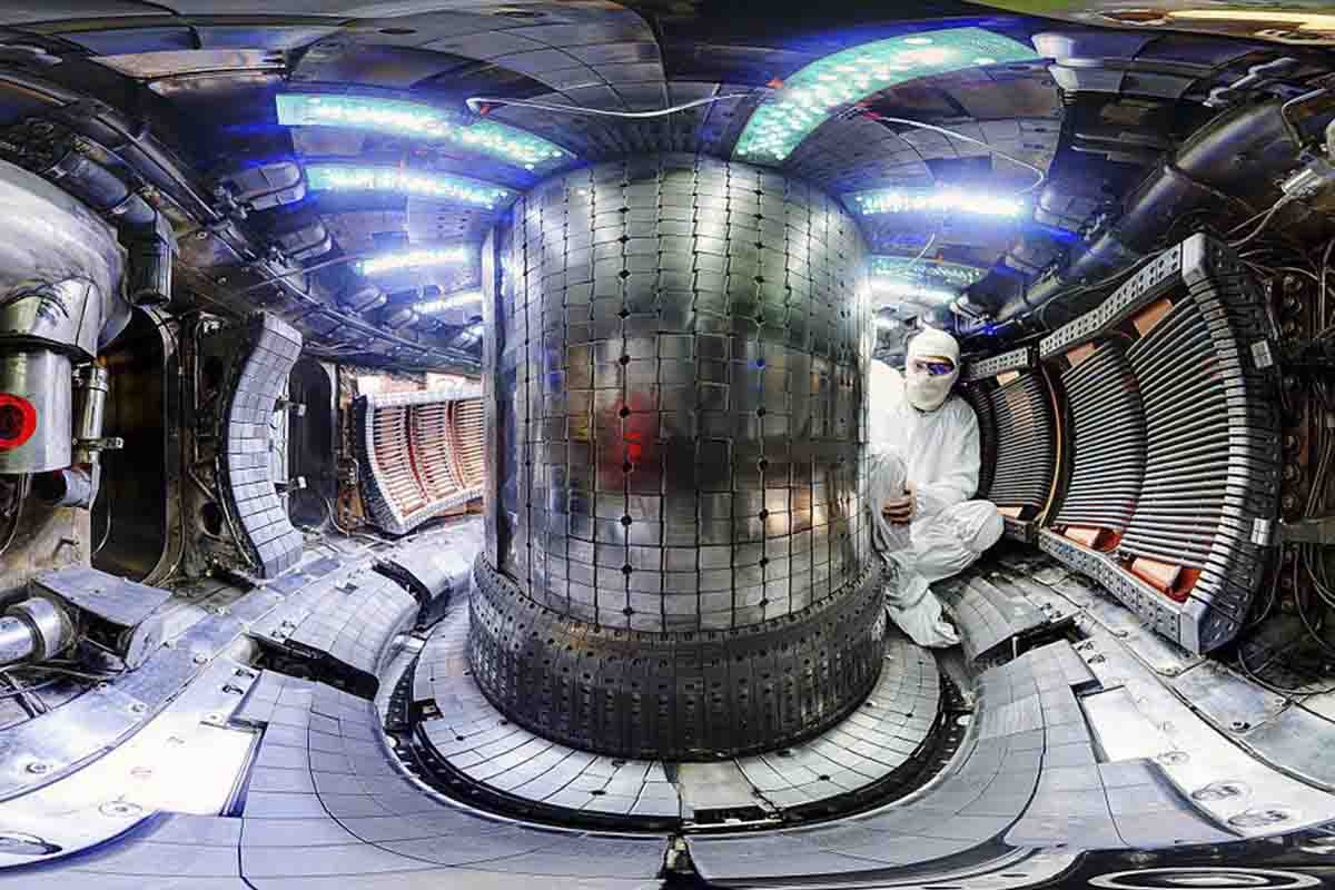 Análogo de reactor de fusión termonuclear de la clase tokamak también conocido como 'sol artificial' / Foto: Wikimedia