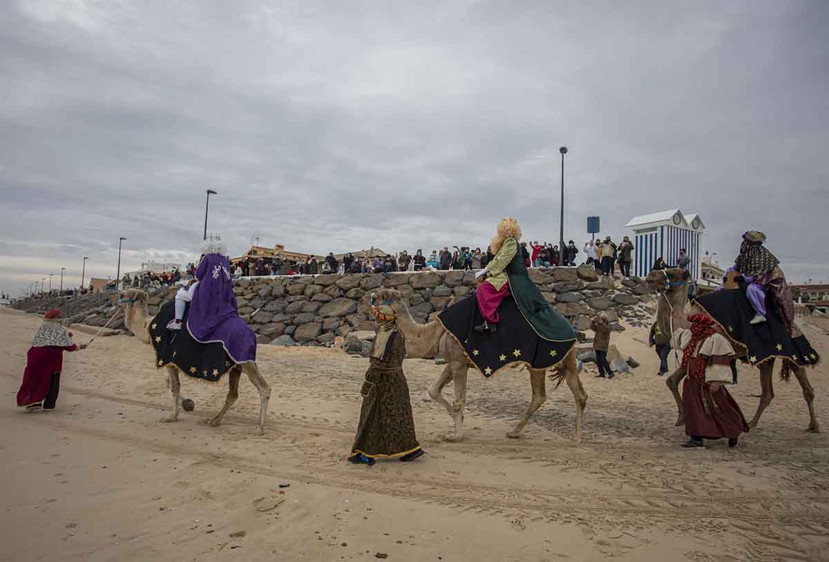 Cabalgata de Reyes en la playa de Matalascañas. Reclaman no usar animales en las cabalgatas / Foto: A. Pérez - EP
